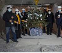 Общественники поздравили с наступающим Новым годом строителей самарского Дворца спорта Общественники поздравили с наступающим Новым годом строителей самарского Дворца спорта